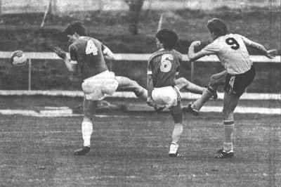 <p>1982 Brei&eth;ablik - &Iacute;A 2 - 1. &nbsp;Valdimar Valdimarsson (4) og Trausti &Oacute;marsson n&aacute; ekki a&eth; st&ouml;&eth;va Sig&thorn;&oacute;r &Oacute;marsson, Skagamann, sem kemur gestunum yfir &aacute; K&oacute;pavogsvelli.</p>