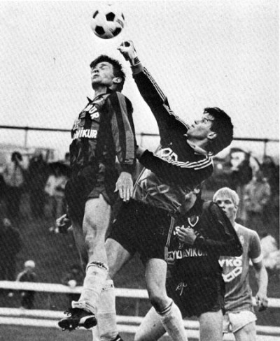 <p>
	1983 Brei&eth;ablik - V&iacute;kingur 0 - 0. &nbsp;Gu&eth;mundur &Aacute;sgeirsson sl&aelig;r boltann fr&aacute; &iacute; leik vi&eth; V&iacute;king &aacute;ri&eth; 1983. &nbsp;&Oacute;mar Rafnsson s&eacute;st fyrir aftan. &nbsp;Mynd: &Iacute;slensk knattspyrna.</p><br />
	&nbsp;</p>
