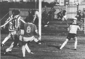 <p>
	Brei&eth;ablik - &THORN;r&oacute;ttur &aacute;ri&eth; 1983. J&oacute;hann Gr&eacute;tarsson l&aelig;tur va&eth;a &aacute; marki&eth;. Mynd: Morgunbla&eth;i&eth;</p>
