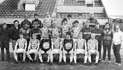 <p>
	Meistaraflokkur Brei&eth;abliks &aacute;ri&eth; 1983.</p>
<p>
	Aftasta r&ouml;&eth; fr&aacute; vinstri: Gunnlaugur Sigurbj&ouml;rnsson, Ingvaldur G&uacute;stafsson, Benedikt Gu&eth;mundsson, Sigur&eth;ur Gr&eacute;tarsson, &THORN;orsteinn Hilmarsson, Trausti &Oacute;marsson, The&oacute;d&oacute;r Gu&eth;finnsson.</p>
<p>
	Mi&eth;r&ouml;&eth; fr&aacute; vinstri: J&oacute;n Ingi Ragnarsson forma&eth;ur knattspyrnudeildar, Sveinn Ott&oacute;sson meistaraflokksr&aacute;&eth;i, Magn&uacute;s J&oacute;natansson &thorn;j&aacute;lfari, J&oacute;hann Gr&eacute;tarsson, S&aelig;var Geir Gunnleifsson, &Oacute;mar Rafnsson, J&oacute;n Gunnar Bergs, Valdimar Valdimarsson, Hei&eth;ar B. Hei&eth;arsson, Bj&ouml;rn &THORN;&oacute;r Egilsson, P&eacute;tur &Oacute;mar &Aacute;g&uacute;stsson, Konr&aacute;&eth; Kristinsson li&eth;sstj&oacute;ri.</p>
<p>
	Fremsta r&ouml;&eth; fr&aacute; vinstri: H&aacute;kon Gunnarsson, Vignir Baldursson, Magni Bj&ouml;rnsson, &Oacute;lafur Bj&ouml;rnsson, Gu&eth;mundur &Aacute;sgeirsson, Haraldur Stef&aacute;nsson, &THORN;orsteinn Geirsson.</p>
<p>
	Mynd: &Iacute;slensk knattspyrna.</p>
