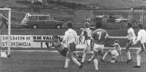 <p>
	Sigurj&oacute;n Kristj&aacute;nsson (krj&uacute;pandi) skorar gegn &Iacute;B&Iacute; &aacute;ri&eth; 1983. S&aelig;var Geir Gunnleifsson er nr. 10 &aacute; myndinni og Trausti &Oacute;marsson nr.7. Mynd: Morgunbla&eth;i&eth;</p>
