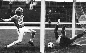 <p>
	1983. S&aelig;var Geir Gunnleifsson &iacute; dau&eth;af&aelig;ri vi&eth; mark KR. Einhvern veginn t&oacute;kst markver&eth;inum a&eth; bjarga &thorn;essu. Mynd: &Iacute;slensk knattspyrna</p>
