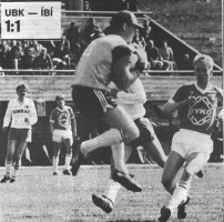 <p>
	Brei&eth;ablik - &Iacute;B&Iacute; &aacute;ri&eth; 1983. S&aelig;var Geir Gunnleifsson s&aelig;kir a&eth; markver&eth;i &Iacute;B&Iacute;, J&oacute;hann Gr&eacute;tarsson s&eacute;st aftast &aacute; myndinni. Mynd: Morgunbla&eth;i&eth;</p>
