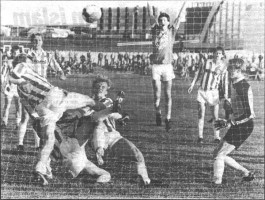 <p>
	Brei&eth;ablik - &THORN;r&oacute;ttur &aacute;ri&eth; 1983. Boltinn &iacute; netinu eftir skalla S&aelig;vars Geirs Gunnleifssonar. J&oacute;n Gunnar Bergs, Bliki, fagnar &thorn;v&iacute;. &THORN;r&iacute;r &THORN;r&oacute;ttarar reyna a&eth; bjarga &aacute; l&iacute;nu en lenda magna&eth;ri fl&aelig;kju. Mynd: Morgunbla&eth;i&eth;</p>
