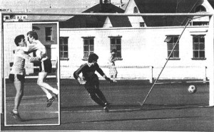 <p>
	Brei&eth;ablik lenti &iacute; vandr&aelig;&eth;um me&eth; V&iacute;kverja, sem l&eacute;k &thorn;&aacute; &iacute; 4. deildinni, &iacute; bikarkeppni KS&Iacute; &aacute;ri&eth; 1983. H&eacute;r horfir Gu&eth;mundur &Aacute;sgeirsson &aacute; eftir boltanum &iacute; neti&eth; eftir v&iacute;taspyrnu. V&iacute;kverji komst me&eth; &thorn;v&iacute; &iacute; 1-0 en Blikar n&aacute;&eth;u a&eth; sigra &iacute; leiknum, 1-2. Leikurinn f&oacute;r fram &aacute; gamla Melavellinum. Mynd: Morgunbla&eth;i&eth;</p>
