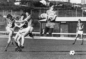 <p>
	Magni P&eacute;tursson og Ingi Bj&ouml;rn Albertsson Valsarar berjast vi&eth; Trausta &Oacute;marsson og Sigurj&oacute;n Kristj&aacute;nsson Blika &aacute;ri&eth; 1983. Mynd: &Iacute;slensk knattspyrna.&nbsp;</p>
