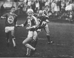 <p>
	Valur - Brei&eth;ablik &aacute;ri&eth; 1983. Blikarnir Helgi Bentsson og &Oacute;lafur Bj&ouml;rnsson &iacute; bar&aacute;ttunni vi&eth; Nj&aacute;l Ei&eth;sson, Valsmann, Magni Bl&ouml;ndal P&eacute;tursson fylgist me&eth;. Mynd: Morgunbla&eth;i&eth;</p>
