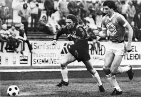 <p>J&oacute;n Gunnar Bergs &iacute; leik vi&eth; V&iacute;king &iacute; 8-li&eth;a &uacute;rslitum Bikarkeppni KS&Iacute;. Blikar unnu 1-0. Mynd: &Iacute;slensk knattspyrna.&nbsp;</p>