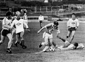 <p>
	1984 Brei&eth;ablik - &THORN;&oacute;r 2 - 2. &nbsp;J&oacute;n Einarsson &iacute; f&aelig;ri, en boltinn n&aacute;&eth;i ekki &iacute; neti&eth; &iacute; &thorn;etta skipti&eth;. &nbsp;Leiknum lauk me&eth; 2 - 2 jafntefli, eftir a&eth; Blikar h&ouml;f&eth;u leitt 2-0 &thorn;egar 5 m&iacute;n&uacute;tur voru eftir. &nbsp;Mynd: &Iacute;slensk knattspyrna</p>
