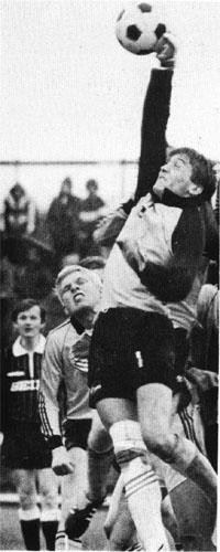 <p>
	1984 Brei&eth;ablik - &Iacute;A 1 - 2. &nbsp;Fri&eth;rik Fri&eth;riksson, markv&ouml;r&eth;ur Brei&eth;abliks, gr&iacute;pur boltann &iacute; leik vi&eth; Skagamenn. &nbsp;Mynd: &Iacute;slensk knattspyrna</p>

