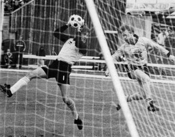 <p>
	1984 Brei&eth;ablik - &Iacute;A 1 - 2. &nbsp;Fri&eth;rik Fri&eth;riksson, markv&ouml;r&eth;ur Brei&eth;abliks, n&aelig;r a&eth; gr&iacute;pa boltann &aacute;&eth;ur en H&ouml;r&eth;ur J&oacute;hannesson leikma&eth;ur &Iacute;A kemst &iacute; hann. Mynd: &Iacute;slensk knattspyrna.</p>
