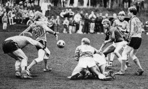 <p>1985 Fylkir - Brei&eth;ablik 2 - 0. &nbsp;Fylkismenn unnu &iacute; miklum bar&aacute;ttuleik, h&eacute;r eru Blikarnir Magn&uacute;s Magn&uacute;sson og Gunnar Gylfason &iacute; bar&aacute;ttunni. &nbsp;Mynd: &Iacute;slensk knattspyrna</p>