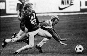 <p>1985 Brei&eth;ablik - Leiftur 5 - 0. &nbsp;Gu&eth;mundur Baldursson &iacute; leik vi&eth; Leiftur &aacute;ri&eth; 1985. &nbsp;Mynd: &Iacute;slensk knattspyrna.</p>