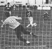 <p>1986 Valur - Brei&eth;ablik. &nbsp;Blikar unnu 1-0, me&eth; marki J&oacute;ns &THORN;&oacute;ris J&oacute;nssonar, &uacute;r &thorn;essu v&iacute;ti. Mynd: Morgunbla&eth;i&eth;.</p>