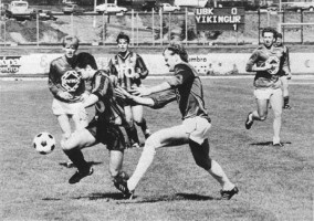 <p>
	1987 Brei&eth;ablik - V&iacute;kingur 0 - 1. Magn&uacute;s Magn&uacute;sson &iacute; slagnum vi&eth; Trausta &Oacute;marsson, V&iacute;king og fyrrum Blika, Sigur&eth;ur V&iacute;&eth;isson og Gunnar Gylfason fylgjast me&eth;. Mynd: &Iacute;slensk knattspyrna</p>
