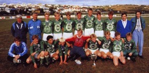 <p>&Iacute;slandsmeistarar &aacute;ri&eth; 1988, 3. flokkur karla.</p>

<p>Aftari r&ouml;&eth; fr&aacute; vinstri: &THORN;&oacute;r&eth;ur Gu&eth;mundsson umsj&oacute;narma&eth;ur, Gr&eacute;tar Kristj&aacute;nsson umsj&oacute;narma&eth;ur, H&aacute;kon Sverrisson, &THORN;orvaldur V&iacute;&eth;isson, Da&eth;i Vilhj&aacute;lmsson, Arnar Gr&eacute;tarsson, &THORN;orsteinn Sveinsson, &Aacute;sgeir Halld&oacute;rsson, Sverrir H&aacute;konarson, Gu&eth;mundur Helgason &thorn;j&aacute;lfari, Sigurvin Einarsson forma&eth;ur knattspyrnudeildar.</p>

<p>Fremri r&ouml;&eth; fr&aacute; vinstri: Teitur J&oacute;nasson, Sigurbj&ouml;rn Bernhar&eth;sson, Hafsteinn Hafsteinsson, Halld&oacute;r Kjartansson, Bj&ouml;rgvin Bj&ouml;rgvinsson, &Aacute;sgeir Baldurs fyrirli&eth;i, Gu&eth;mundur &THORN;&oacute;r&eth;arson, Vilhj&aacute;lmur Haraldsson, Vi&eth;ar Gu&eth;mundsson.</p>

<p>Mynd: &Iacute;slensk knattspyrna &nbsp;</p>