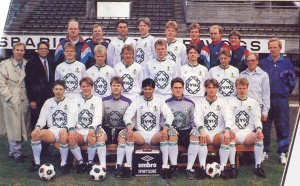 <p>Meistaraflokkur&nbsp; karla 1990.</p>

<p>Aftasta r&ouml;&eth; fr&aacute; vinstri: Kristj&aacute;n H. Ragnarsson sj&uacute;kra&thorn;j&aacute;lfari, Sigur&eth;ur Konr&aacute;&eth;sson, Willum &THORN;&oacute;r &THORN;&oacute;rsson, Hei&eth;ar B. Hei&eth;arsson, Sigur&eth;ur V&iacute;&eth;isson, Andr&eacute;s Dav&iacute;&eth;sson, Benedikt Gu&eth;mundsson meistaraflokksr&aacute;&eth;, J&oacute;n &THORN;&oacute;rir J&oacute;nsson.</p>

<p>Mi&eth;r&ouml;&eth; fr&aacute; vinstri: Valdimar Bergsson forma&eth;ur, P&eacute;tur &Oacute;mar &Aacute;g&uacute;stsson meistaraflokksr&aacute;&eth;, J&oacute;hann Gr&eacute;tarsson, &THORN;orsteinn Geirsson, G&uacute;staf &Oacute;marsson, J&oacute;n Magn&uacute;sson, Ingvaldur G&uacute;stafsson, Valur Valsson, Konr&aacute;&eth; Kristinsson li&eth;sstj&oacute;ri, H&ouml;r&eth;ur Hilmarsson &thorn;j&aacute;lfari.</p>

<p>Fremsta r&ouml;&eth; fr&aacute; vinstri: Gu&eth;mundur &THORN;. Gu&eth;mundsson, Arnar Gr&eacute;tarsson, Eir&iacute;kur &THORN;orvar&eth;arson, Hilmar Sighvatsson fyrirli&eth;i, Nj&ouml;r&eth;ur Sn&aelig;h&oacute;lm, Gr&eacute;tar Steind&oacute;rsson, H&aacute;kon Sverrisson.</p>