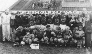 <p>Li&eth; Brei&eth;abliks eftir 1 - 1 jafntefli vi&eth; Tindast&oacute;l &iacute; s&iacute;&eth;asta leik &aacute;ri&eth; 1990. &nbsp;Me&eth; &thorn;v&iacute; trygg&eth;i li&eth;i&eth; s&eacute;r s&aelig;ti &iacute; efstu deild.</p>

<p>Aftari r&ouml;&eth; f.v: H&ouml;r&eth;ur Hilmarsson &thorn;j&aacute;lfari, J&oacute;hann Gr&eacute;trasson, Sigur&eth;ur Konnr&aacute;&eth;sson li&eth;sstj&oacute;rn, Ingvaldur G&uacute;stavsson, Hei&eth;ar B. Hei&eth;arsson, Valur Valsson, Gu&eth;mundur Gu&eth;mundsson, Willum &THORN;&oacute;r &THORN;&oacute;rsson, G&uacute;staf &Oacute;marsson, Sigur&eth;ur V&iacute;&eth;isson, Gr&eacute;tar Steind&oacute;rsson, H&aacute;kon Sverrisson, &Oacute;lafur Bj&ouml;rnsson meistaraflokksr&aacute;&eth;, Benedikt Gu&eth;mundsson meistaraflokksr&aacute;&eth;, ?(Kristj&aacute;n H. Ragnarsson sj&uacute;kra&thorn;j&aacute;lfari), Konnr&aacute;&eth; Kristinsson li&eth;sstj&oacute;rn.</p>

<p>Fremri r&ouml;&eth; f.v: J&oacute;n Magn&uacute;sson, &THORN;orsteinn Hilmarsson, Eir&iacute;kur &THORN;orvar&eth;arson, Nj&ouml;r&eth;ur Sn&aelig;h&oacute;lm, Arnar Gr&eacute;tarsson, &THORN;orsteinn Geirsson, Hilmar Sighvatsson.</p>

<p>Mynd: &Iacute;slensk knattspyrna</p>