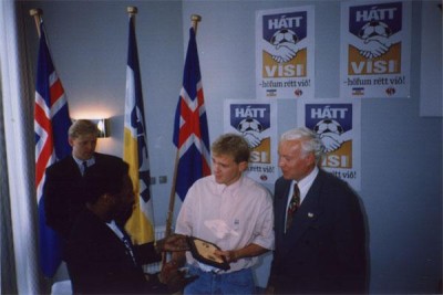 <p>
	Meistaraflokkur Brei&eth;abliks f&eacute;kk h&aacute;ttv&iacute;siver&eth;lun VISA &aacute;ri&eth; 1991. H&eacute;r er &thorn;a&eth; ekki &oacute;kunnari kappi en Pele sem afhendir G&uacute;staf &Oacute;marsyni ver&eth;launin</p>
