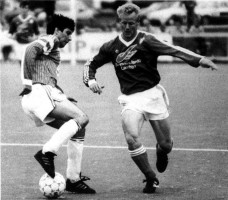<p>
	Hilmar Sighvatsson me&eth; boltann &iacute; leik vi&eth; Fram &aacute;ri&eth; 1991. Leikurinn f&oacute;r fram &aacute; sandgrasinu og enda&eth;i 1-1. Mynd: &Iacute;slensk knattspyrna</p>
