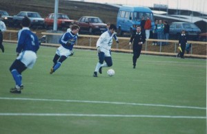 <p>
	V&iacute;gsluleikur sandgrasvallarinns &aacute;ri&eth; 1991. Hilmar Sighvatsson me&eth; boltann.</p>
