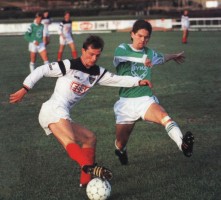 <p>
	Ingvaldur G&uacute;stafsson reynir a&eth; st&ouml;&eth;va Hlyn Stef&aacute;nsson, Eyjamann, &aacute;ri&eth; 1991. Leikurinn vannst, 2-1. Mynd: &Iacute;slensk knattspyrna</p>
