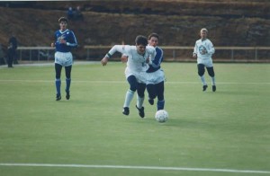 <p>
	V&iacute;gsluleikur sandgrasvallarinns &aacute;ri&eth; 1991. Steind&oacute;r El&iacute;sson er me&eth; boltann, &THORN;orsteinn Geirsson fylgist me&eth;.</p>
