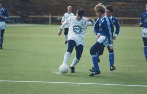 <p>
	V&iacute;gsluleikur sandgrasvallarinns &aacute;ri&eth; 1991. Steind&oacute;r El&iacute;sson.</p>
