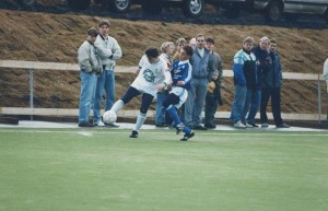 <p>
	V&iacute;gsluleikur sandgrasvallarinns &aacute;ri&eth; 1991. Steind&oacute;r El&iacute;sson.</p>
