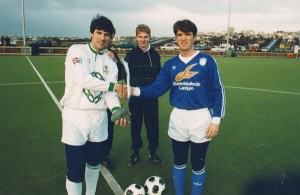 <p>
	V&iacute;gsluleikur sandgrasvallarinns &aacute;ri&eth; 1991. Hilmar Sighvatsson, fyrirli&eth;i Brei&eth;abliks, heilsar P&eacute;tri Ormslev, fyrirli&eth;a Fram.</p>
