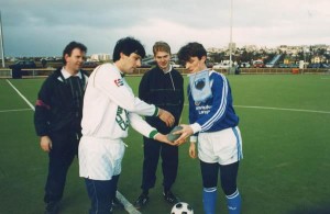 <p>
	V&iacute;gsluleikur sandgrasvallarinns &aacute;ri&eth; 1991. Hilmar Sighvatsson, fyrirli&eth;i Brei&eth;abliks, heilsar P&eacute;tri Ormslev, fyrirli&eth;a Fram.</p>
