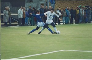 <p>
	V&iacute;gsluleikur sandgrasvallarinns &aacute;ri&eth; 1991. Steind&oacute;r El&iacute;sson.</p>
