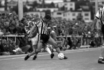<p>
	Arnar Gr&eacute;tarsson &iacute; bar&aacute;ttu vi&eth; Heimi Gu&eth;j&oacute;nsson, leikmann KR, &iacute; efstu deild sumari&eth; 1991. Leikurinn enda&eth;i 1-1 og voru li&eth;in j&ouml;fn a&eth; stigum &iacute; efsta s&aelig;ti eftir leikinn. Eins og sj&aacute; m&aacute; var spila&eth; &aacute; sandgrasvellinum gamla. Mynd: Morgunbla&eth;i&eth;</p>
