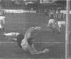 <p>
	P&eacute;tur Ormslev skorar fyrir Fram &iacute; fyrsta leik sumarsins 1991. Eir&iacute;kur &THORN;orvar&eth;arson n&aelig;r ekki a&eth; verja. Sigur&eth;ur V&iacute;&eth;sson og Arnar Gr&eacute;tarsson eru &aacute; myndinni. Mynd: Morgunbla&eth;i&eth;</p>
