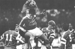 <p>
	Fyrsti leikur t&iacute;mabilsins 1991. Eir&iacute;kur &THORN;orvar&eth;arson gr&iacute;pur boltann &aacute;&eth;ur en R&iacute;khar&eth;ur Da&eth;ason, Frammari, n&aelig;r a&eth; skalla. Hilmar Sighvatsson (11), Sigur&eth;ur V&iacute;&eth;isson og Pavol Kretovic (5) eru &iacute; slagnum. Mynd: Morgunbla&eth;i&eth;</p>
