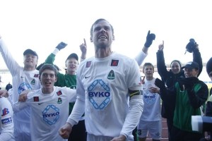 <p>
	Laugardalsv&ouml;llur 3. okt&oacute;ber 2009. &nbsp;Brei&eth;ablik vinnur Fram &iacute; &uacute;rslitaleik VISA Bikarkeppni KS&Iacute; . Fyrirli&eth;inn K&aacute;ri &Aacute;rs&aelig;lsson lei&eth;ir h&eacute;r leikmenn &iacute; fagni me&eth; stu&eth;ningsm&ouml;nnum sem voru fj&ouml;lmargir &iacute; st&uacute;kunni &aacute; Laugardalsvelli enda karlali&eth; Brei&eth;abliks or&eth;i&eth; VISA Bikarmeistari &iacute; fyrsta skipti &iacute; s&ouml;gu Brei&eth;abliks.</p>
<p>
	&Aacute; mynd f.v.: Gu&eth;mann &THORN;&oacute;rsisson, Arnar Sveinn A&eth;alsteinsson, K&aacute;ri &Aacute;rs&aelig;lsson, Elfar Freyr Helgason.&nbsp;</p>
