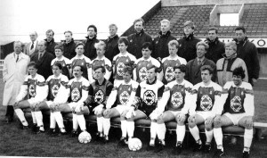 <p>Meistaraflokkur karla &aacute;ri&eth; 1992.</p>

<p>Aftasta r&ouml;&eth; fr&aacute; vinstri: Konr&aacute;&eth; Kristinsson, Helgi Bentsson, R&ouml;gnvaldur R&ouml;gnvaldsson, Ingvaldur G&uacute;stafsson, Valdimar Hilmarsson, Gunnar Gylfason, Heimir Kristj&aacute;nsson, Sigur&eth;ur V&iacute;&eth;isson, Hafsteinn Hafsteinsson, Antonio Grave sj&uacute;kra&thorn;j&aacute;lfari.</p>

<p>Mi&eth;r&ouml;&eth; fr&aacute; vinstri: &Aacute;rni Gu&eth;mundsson form. knattsp.deildar, Benedikt Gu&eth;mundsson, J&oacute;n &THORN;&oacute;rir J&oacute;nsson, Sigurj&oacute;n Kristj&aacute;nsson, &THORN;orsteinn Geirsson, Reynir Bj&ouml;rnsson, Steind&oacute;r El&iacute;sson, H&aacute;kon Sverrisson, G&iacute;sli Sigur&eth;sson, Vignir Baldursson &thorn;j&aacute;lfari.</p>

<p>Fremsta r&ouml;&eth; fr&aacute; vinstri: Arnar Gr&eacute;tarsson, Krist&oacute;fer Sigurgeirsson, Pavol Kretovic, Hajrudin Cardaklija, Valur Valsson, Eir&iacute;kur &THORN;orvar&eth;arson, Gr&eacute;tar Steind&oacute;rsson, &Uacute;lfar &Oacute;ttarsson, Hilmar Sighvatsson.</p>