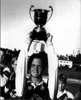 <p>2. flokkur karla var&eth; bikarmeistari &aacute;ri&eth; 1994. H&eacute;r er Atli M&aacute;r Da&eth;ason me&eth; bikarinn. Mynd: &Iacute;slensk knattspyrna</p>