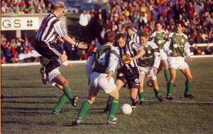 <p>1994 Brei&eth;ablik - KR 0 - 5. &nbsp;Brei&eth;ablik - KR &aacute;ri&eth; 1994. &Uacute;lfar &Oacute;ttarsson (nr. 4), Vilhj&aacute;lmur Haraldsson, Gu&eth;mundur Gu&eth;mundsson og Krist&oacute;fer Sigurgeirsson. KR-ingarnir &aacute; myndinni eru T&oacute;mas Ingi T&oacute;masson (nr. 11), Heimir Gu&eth;j&oacute;nsson (me&eth; boltann) og fyrir aftan s&eacute;st Hilmar Bj&ouml;rnsson.</p>