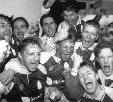 <p>Blikar fagna af krafti eftir a&eth; hafa haldi&eth; s&aelig;ti s&iacute;nu &iacute; efstu deild &aacute;ri&eth; 1994. Willum &THORN;&oacute;r &THORN;&oacute;rsson, Gunnlaugur Einarsson, Valur Valsson, Einar P&aacute;ll T&oacute;masson, Rastislav Lazorik, Krist&oacute;fer Sigurgeirsson, J&oacute;n Stef&aacute;nsson, Arnar Gr&eacute;tarsson, Vilhj&aacute;lmur Haraldsson. Mynd: &Iacute;slensk knattspyrna<br />
&nbsp;</p>