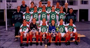 <p>&Iacute;slandsmeistarar &aacute;ri&eth; 1995, 2. flokkur karla.</p>

<p><br />
Aftasta r&ouml;&eth; fr&aacute; vinstri: Anton Bjarnason &thorn;j&aacute;lfari, Hj&ouml;rtur Har&eth;arson, Ey&thorn;&oacute;r Sverrisson, Kjartan Antonsson, Gu&eth;mundur &Ouml;. Gu&eth;mundsson, Valgeir &Oacute;lafsson forma&eth;ur knattspyrnudeildar.</p>

<p><br />
Mi&eth;r&ouml;&eth; fr&aacute; vinstri: Sverrir D. Hauksson umsj&oacute;narma&eth;ur, Kristj&aacute;n Kristj&aacute;nsson, Hrei&eth;ar &THORN;&oacute;r J&oacute;nsson, J&oacute;hann Wathne, Gunnar &Oacute;lafsson, Sk&uacute;li K. &THORN;orvaldz, Einar Sumarli&eth;ason umsj&oacute;narma&eth;ur.</p>

<p><br />
Fremsta r&ouml;&eth; fr&aacute; vinstri: J&oacute;n Steind&oacute;r Sveinsson, Magn&uacute;s Bl&ouml;ndahl Sighvatsson, &Iacute;var Sigurj&oacute;nsson fyrirli&eth;i, G&iacute;sli &THORN;&oacute;r Einarsson, Gr&eacute;tar M&aacute;r Sveinsson, Atli M&aacute;r Da&eth;ason &Aacute; myndina vantar Hjalta Kristj&aacute;nsson og &THORN;&oacute;rhall Hinriksson.</p>

<p><br />
Mynd: &Iacute;slensk knattspyrna.</p>