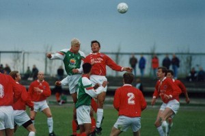 <p>1995 Brei&eth;ablik - Valur 2 - 1. &nbsp;Kjartan Antonsson vinnur skallaeinv&iacute;gi &iacute; leik vi&eth; Val &aacute;ri&eth; 1995. &nbsp;Anthony Karl Gregory fylgist me&eth;.</p>