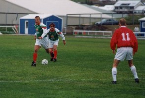 <p>1995 Brei&eth;ablik - Valur 2 - 1. &nbsp;&Uacute;lfar &Oacute;ttarsson me&eth; boltann, Gunnlaugur Einarsson fylgist me&eth;.</p>