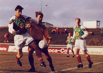 <p>Brei&eth;ablik og &Iacute;A m&aelig;ttust &iacute; &uacute;rslitum deildabikarsins &aacute;ri&eth; 1996. &Iacute;A vann, 3-1, eftir framlengdan leik. Kjartan Einarsson er lengst til h&aelig;gri &aacute; myndinni og Hrei&eth;ar Bjarnason liggur &aacute; j&ouml;r&eth;inni.</p>