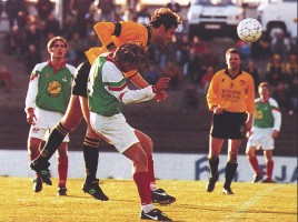 <p>Brei&eth;ablik og &Iacute;A m&aelig;ttust &iacute; &uacute;rslitum deildabikarsins &aacute;ri&eth; 1996. &Iacute;A vann, 3-1, eftir framlengdan leik. S&aelig;var P&eacute;tursson er &iacute; bar&aacute;ttu um boltann og &THORN;&oacute;rhallur Hinriksson er lengst til vinstri &aacute; myndinni.</p>