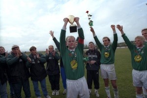 <p><strong>Blikar unnu 1. deildina &aacute;ri&eth; 1998.</strong> H&eacute;r er H&aacute;kon Sverrisson me&eth; bikarinn. Fyrir aftan eru fr&aacute; vinstri: Sigur&eth;ur Konnr&aacute;&eth;sson, Sigurj&oacute;n l&aelig;knir, Einar Sumarli&eth;ason, Konr&aacute;&eth; Kristinsson, J&oacute;n &THORN;&oacute;rir J&oacute;nsson, S&aelig;var P&eacute;tursson, Gu&eth;mundur Karl Gu&eth;mundsson og Bjarki P&eacute;tursson.</p>