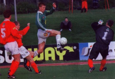 <p>1999 Brei&eth;ablik - Valur 2 - 0. &nbsp;Marel J&oacute;hann Baldvinsson skorar &iacute; bikarleik gegn Val.<br />
&nbsp;</p>