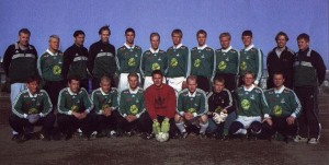 <p>Meistaraflokkur &aacute;ri&eth; 1999.</p>

<p>Efri r&ouml;&eth; fr&aacute; vinstri: Marteinn Hei&eth;arsson meistaraflokksr&aacute;&eth;i, Valdimar Hilmarsson, Kjartan Einarsson, Bjarki P&eacute;tursson, Che Bunce, Hrei&eth;ar Bjarnason, Marel Baldvinsson, Ey&thorn;&oacute;r Sverrisson, &Aacute;sgeir Baldurs, Hjalti Kristj&aacute;nsson, Sigur&eth;ur Gr&eacute;tarsson &thorn;j&aacute;lfari, J&oacute;n &THORN;&oacute;rir J&oacute;nsson a&eth;st.&thorn;j&aacute;lfari.</p>

<p>Fremri r&ouml;&eth; fr&aacute; vinstri: Salih Heimir Porca, &THORN;&oacute;r Hauksson, &Aacute;rni Kristinn Gunnarsson, &Iacute;var Sigurj&oacute;nsson, Atli Kn&uacute;tsson, H&aacute;kon Sverrisson, G&iacute;sli Herj&oacute;lfsson, Gu&eth;mundur Karl Gu&eth;mundsson, Gu&eth;mundur P&aacute;ll G&iacute;slason.</p>