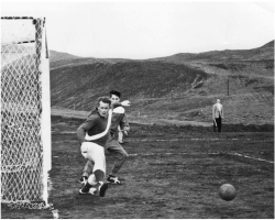 <p>Gl&iacute;muk&oacute;ngurinn &Aacute;rmann J. L&aacute;russon &iacute; v&iacute;gsluleik Varm&aacute;rvallar gegn Aftureldingu 14. j&uacute;n&iacute; 1959.&nbsp;Kn&ouml;tturinn&nbsp;stefnir &iacute; mark Brei&eth;abliks en &Aacute;rmann kemur Fri&eth;birni&nbsp;Gu&eth;mundssyni markver&eth;i&nbsp;til hj&aacute;lpar og bjargar &aacute; l&iacute;nu.</p>