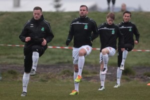 <p>
	2016 Kr&iacute;a - Brei&eth;ablik 0-3. Borgunarbikarinn 32-li&eth;a &uacute;rslit. Nokkrir leikmenn Blika a&eth; hita fyrir leikinn. Mynd: Eyj&oacute;lfur Gar&eth;arsson</p>
